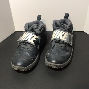 NIKE GS TEAM HUSTLE D8 Youth Size 5Y Camo Black Gray Athletic Shoes BQ5103-002